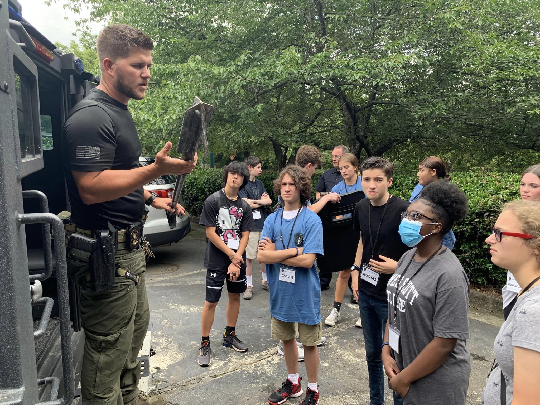 A Dunwoody police officer speaks to local teens. 