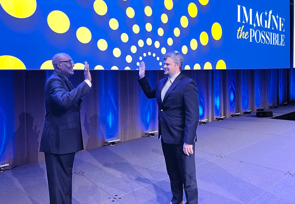 Madison Mayor Fred Perriman, left, takes the oath of office as GMA President.