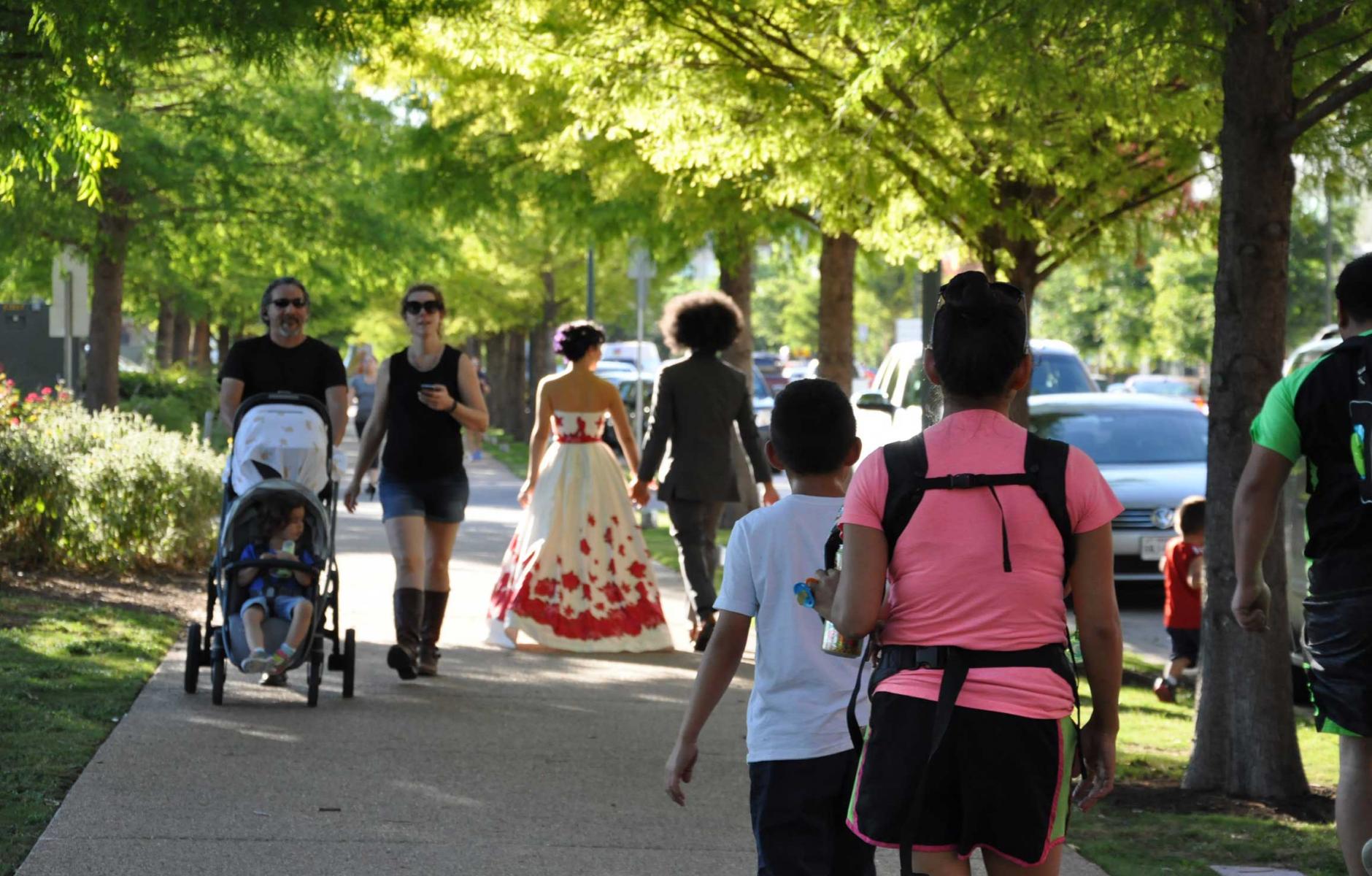 Pedestrians in Mueller, a new urban neighborhood in Austin. Photo courtesy of Veronica Castro de Barrera.