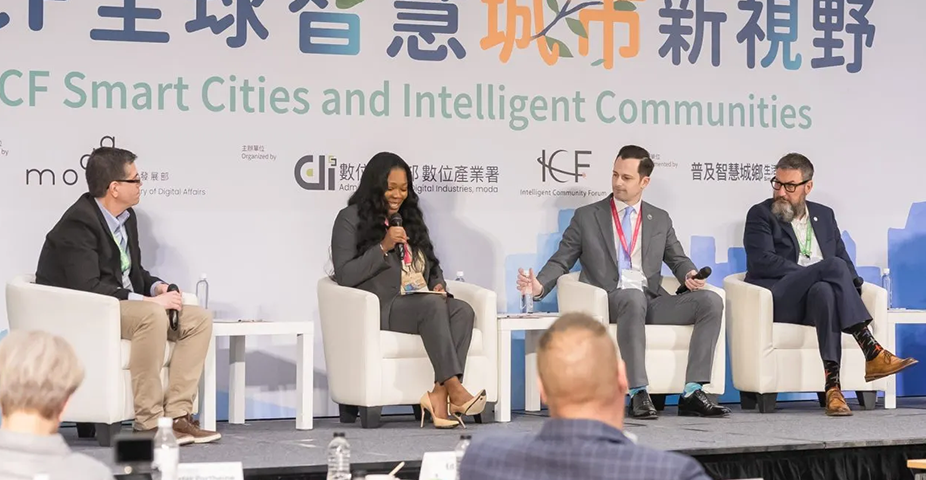 Warner Robins Mayor LaRhonda Patrick addresses the  2024 Taipei Smart City Summit and Expo while Woodstock Mayor Michael Caldwell, to her right, listens.